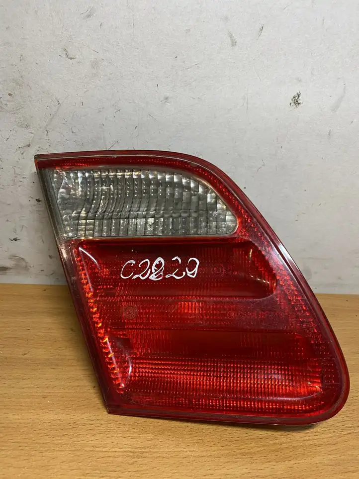Mercedes-Benz E W210 (1995 - 2002) A2108203964 Задний фонарь в кузове — фото 1