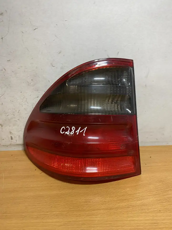 Mercedes-Benz E W210 (1995 - 2002) A2108206764 Задний фонарь в кузове — фото 1