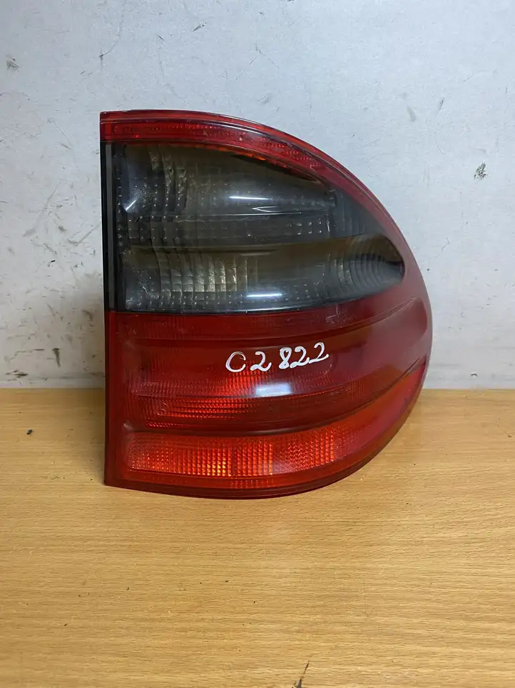 Mercedes-Benz E W210 (1995 - 2002) A2108206864 Задний фонарь в кузове — фото 1
