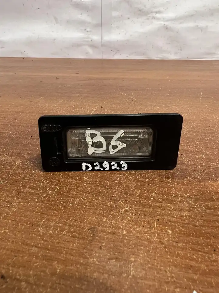 Volkswagen PASSAT B6 (2005 - 2010) 8T0943021 Подсветка номера — фото 2
