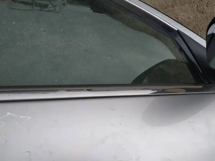 Chrysler 300 - 300C (2005 - 2011) Накладка стекла передней двери — фото 3