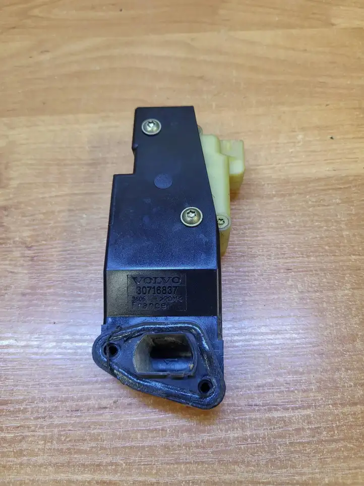 Volvo V70 (2004 - 2007) 30716837 Замок крышки топливного бака — фото 1