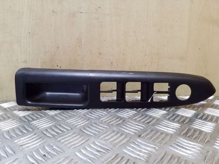 Kia Soul (2008 - 2011)  823602K010 Отделка кнопок стеклоподъемника 