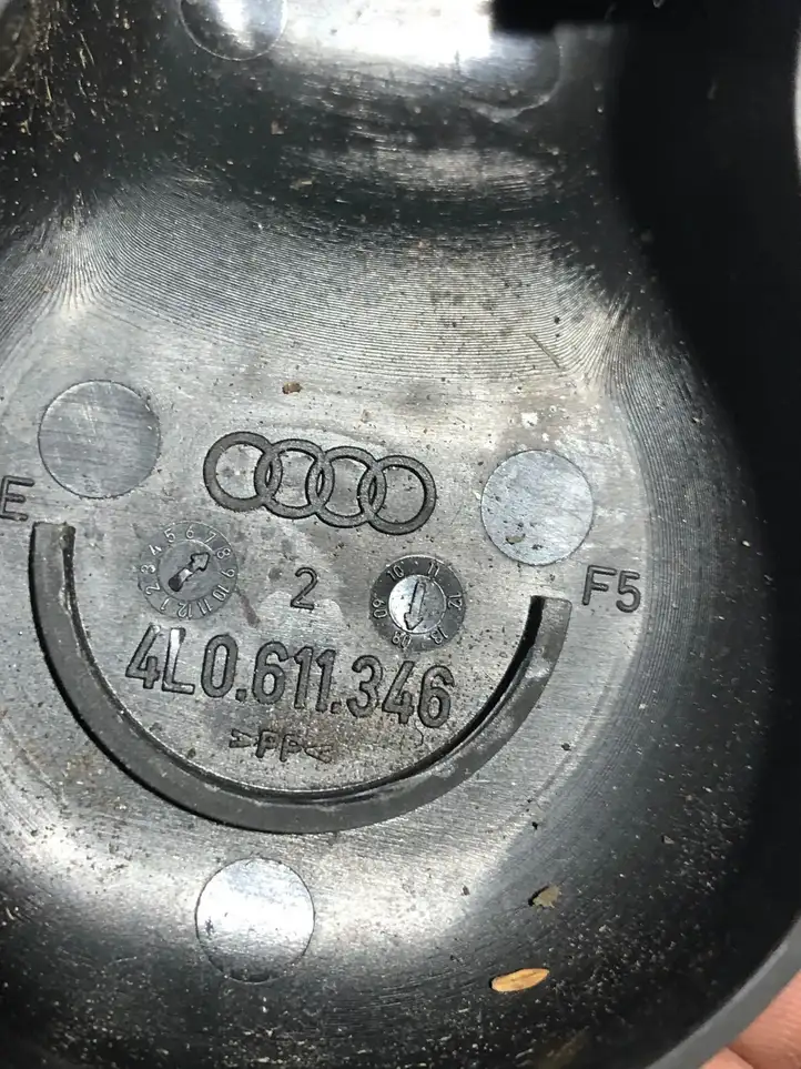 Audi Q7 4L (2005 - 2009) 4L0611346 Прочие детали моторного отсека — фото 3