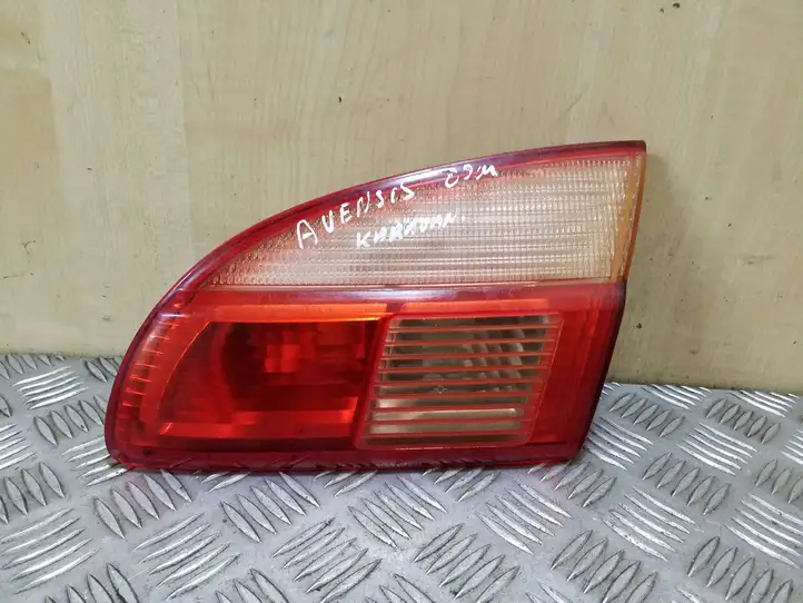 Toyota Avensis T220 (2000 - 2003) Задний фонарь в крышке багажника — фото 1