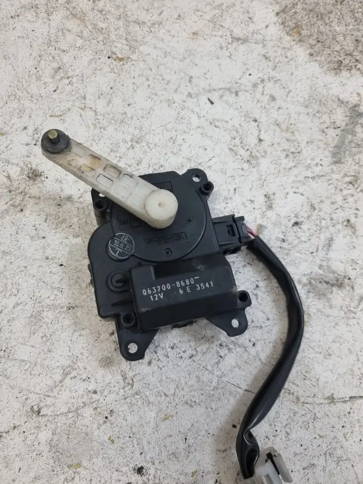 Toyota Avensis T250 (2003 - 2006) 0637008680 Двигатель задвижки потока воздуха — фото 2