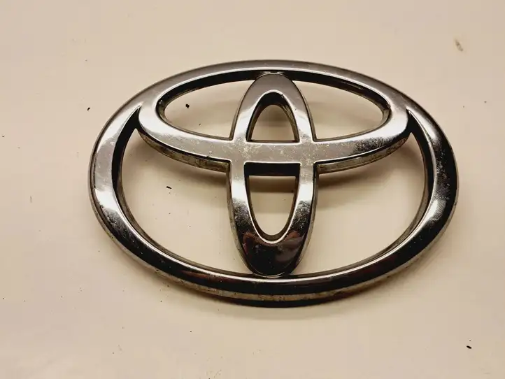 Toyota Corolla Verso AR10 (2004 - 2009) 753110F010 Эмблема автомобиля — фото 1