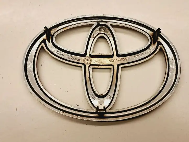 Toyota Corolla Verso AR10 (2004 - 2009) 753110F010 Эмблема автомобиля — фото 3