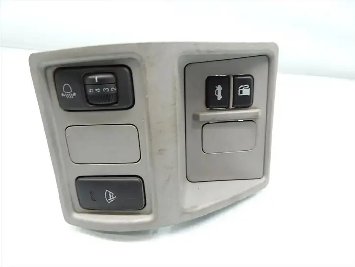Lexus IS 220D-250-350 (2005 - 2010) Включатель открытия топливного бака — фото 4