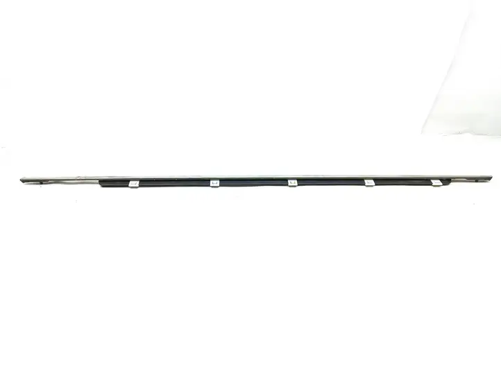Kia Sorento (2017 - 2020) Накладка стекла передней двери — фото 1