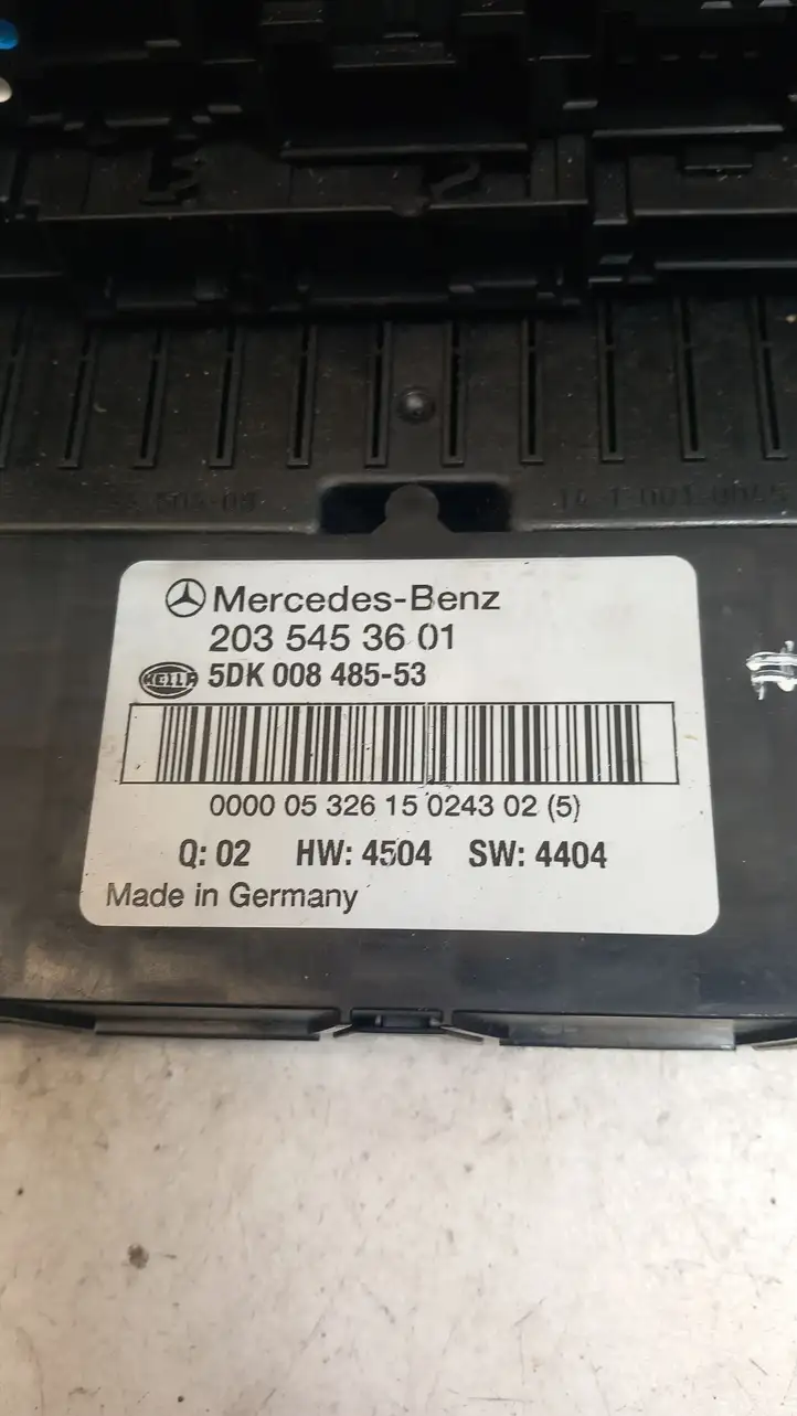 Mercedes-Benz C W203 (2000 - 2007) A2035453601 Блок предохранителей — фото 3