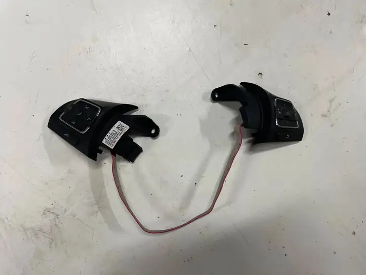 Volkswagen PASSAT B7 (2011 - 2014) 307355785 Кнопки на рулевом колесе — фото 1