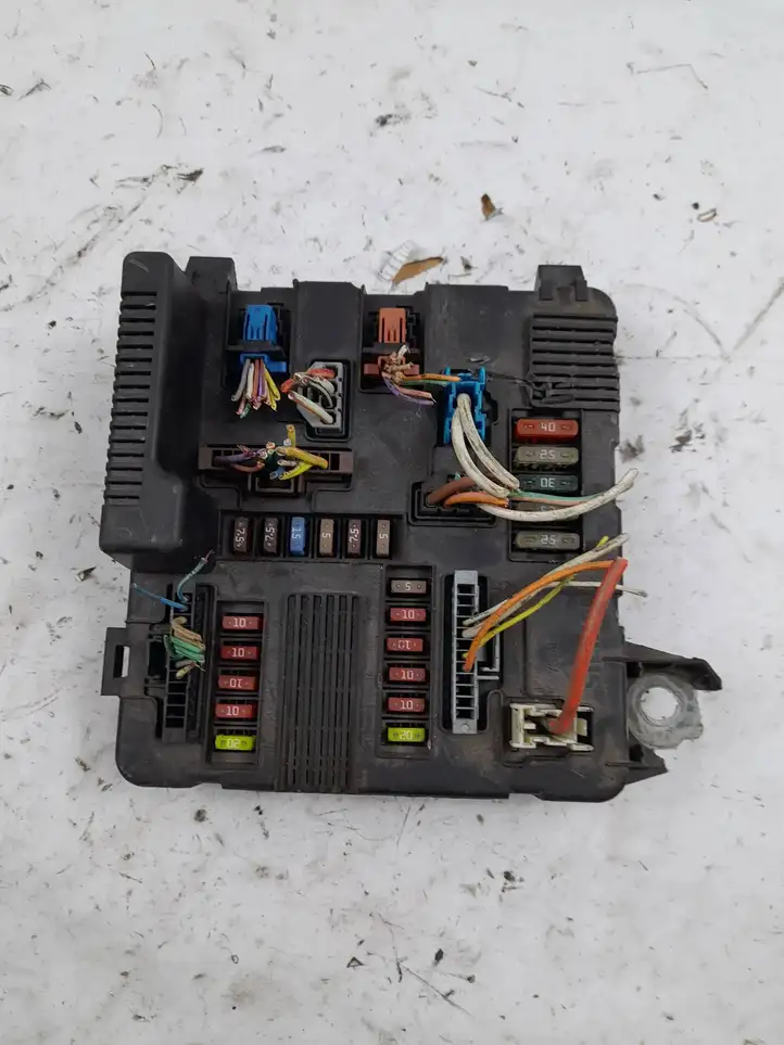 Renault Megane II (2002 - 2005) 8200306033A Блок предохранителей — фото 1