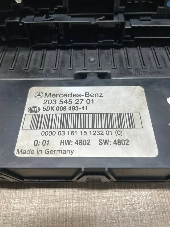 Mercedes-Benz C W203 (2000 - 2007) 2035452701 Блок предохранителей — фото 3