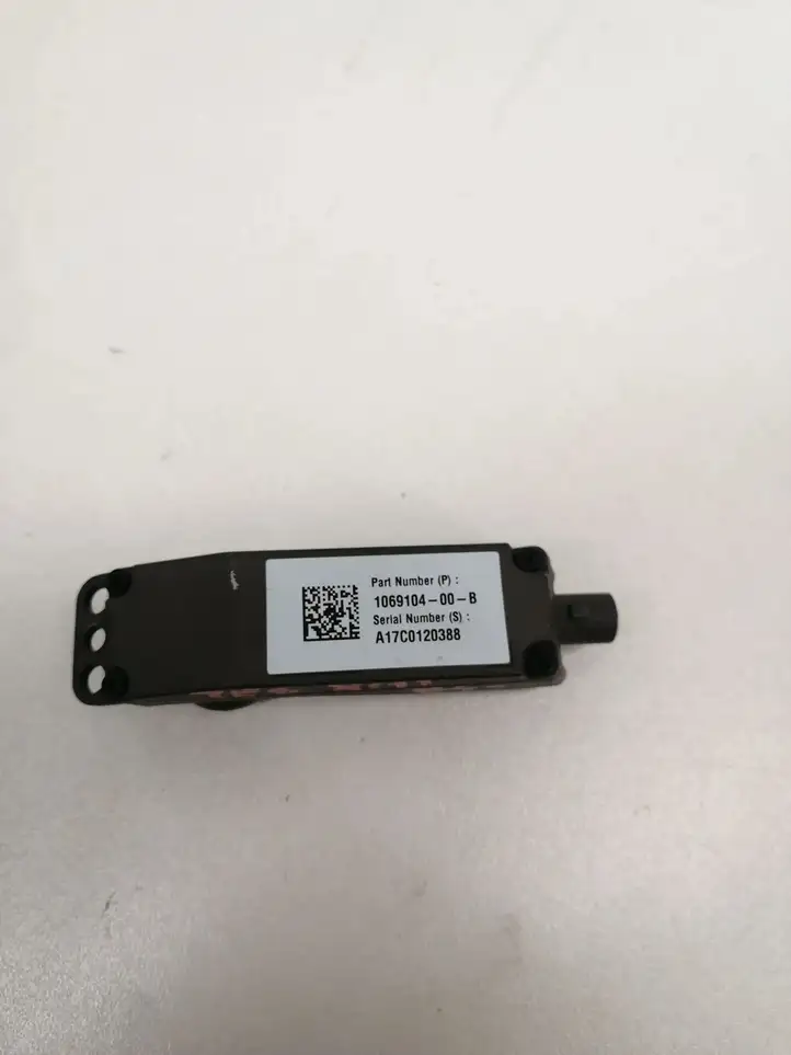Tesla Model X (2015 - 2021) 106910400B Боковая камера в крыле — фото 2