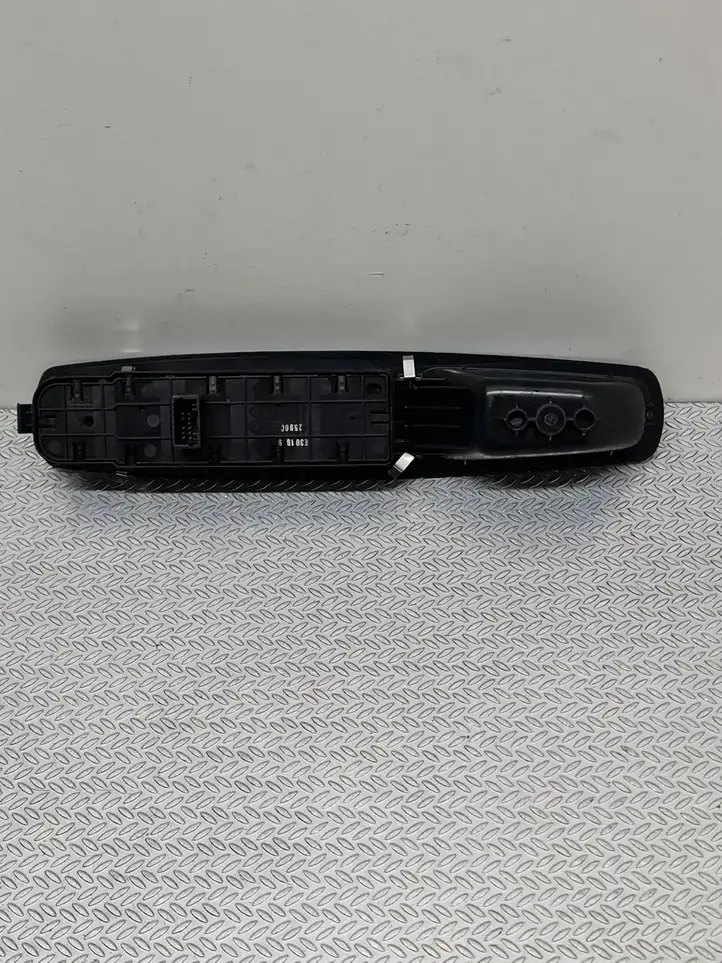 Renault Megane III (2009 - 2016) 809610016R Блок кнопок стеклоподъемников — фото 3