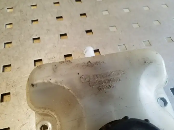 Mazda 5 (2005 - 2010) C23643550 Бачок тормозной жидкости — фото 2