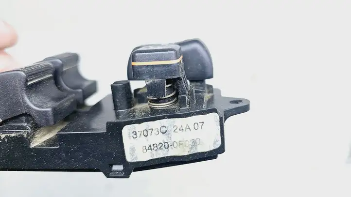 Toyota Corolla Verso AR10 (2004 - 2009) 848200F030 Блок кнопок стеклоподъемников — фото 3