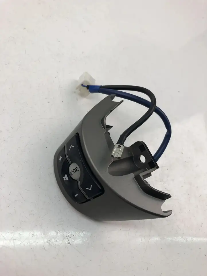 Toyota Yaris (2009 - 2012) 75B412 Кнопки на рулевом колесе — фото 1