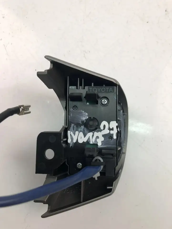 Toyota Yaris (2009 - 2012) 75B412 Кнопки на рулевом колесе — фото 4