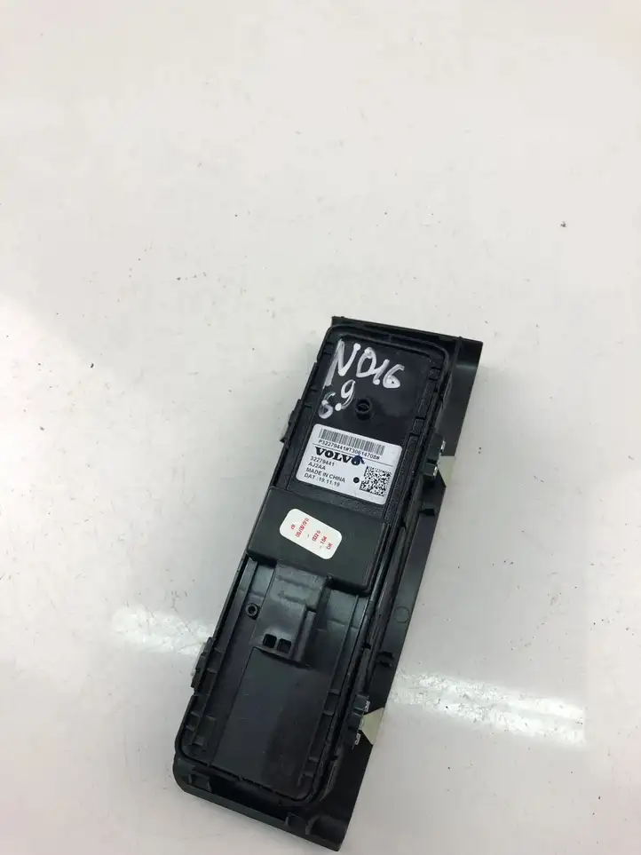 Volvo XC40 (2017 - ) 32279441 Кнопка стеклоподъемников — фото 3