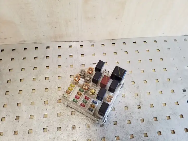 Toyota RAV 4 (XA20) (2000 - 2005) Блок предохранителей — фото 1