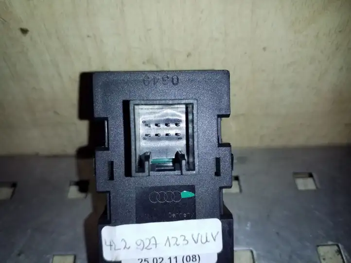 Audi A6 S6 C6 4F (2008 - 2011) 050148068 Другие включатели / ручки/ переключатели — фото 3