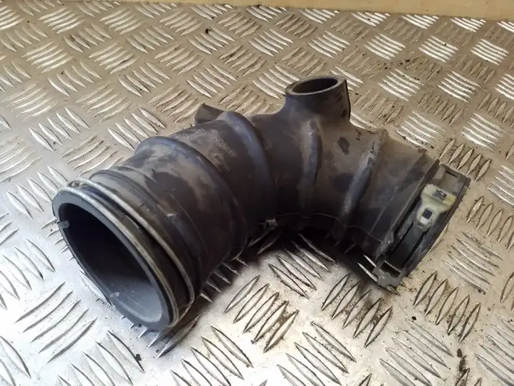 Toyota RAV 4 (XA20) (2000 - 2005) 1788128040 Трубка подачи воздуха — фото 3