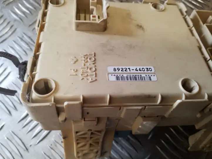 Toyota Avensis Verso (2001 - 2004) 8922144030 Блок предохранителей — фото 2