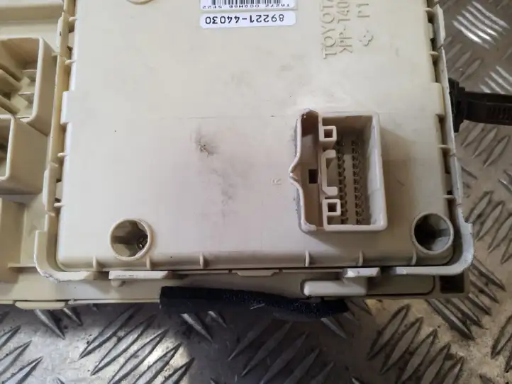 Toyota Avensis Verso (2001 - 2004) 8922144030 Блок предохранителей — фото 4