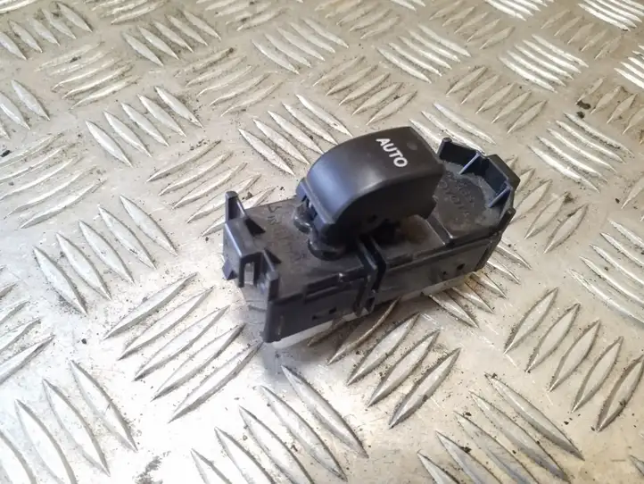 Toyota Avensis Verso (2004 - 2009) 8403044020 Блок кнопок стеклоподъемников — фото 1