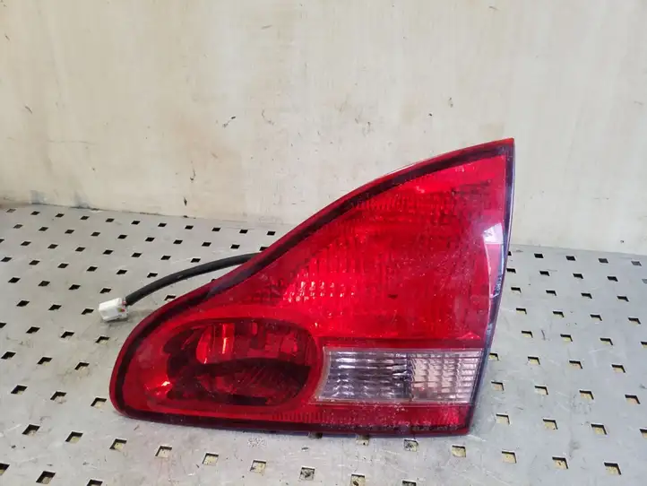 Toyota Avensis Verso (2001 - 2004) Задний фонарь в крышке багажника — фото 1