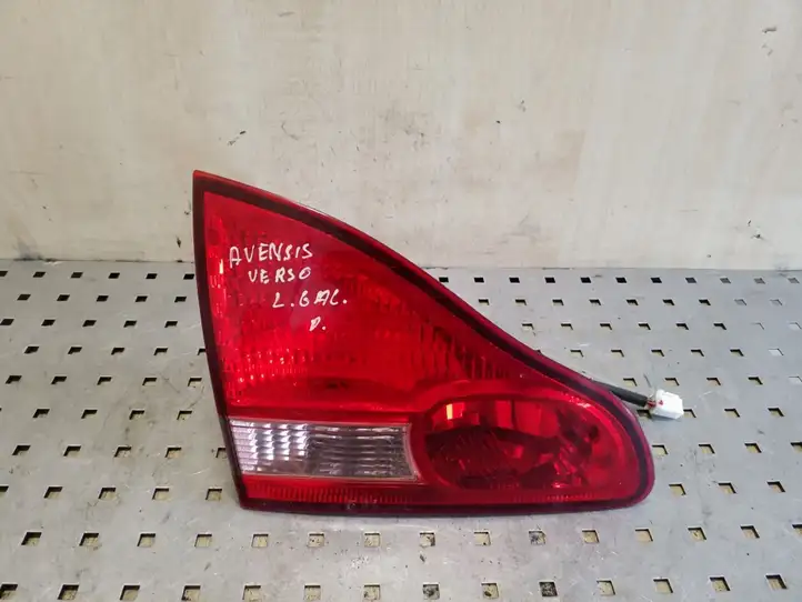 Toyota Avensis Verso (2001 - 2004) Задний фонарь в крышке багажника — фото 1