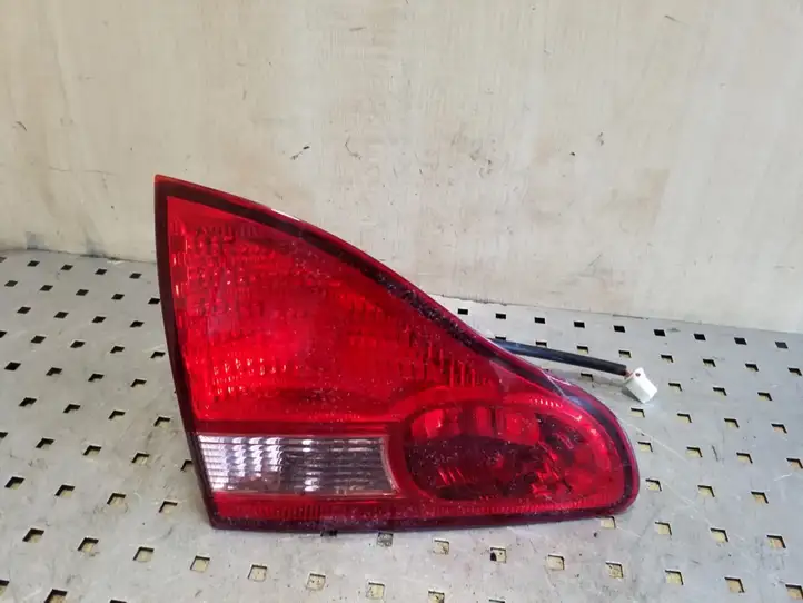 Toyota Avensis Verso (2001 - 2004) Задний фонарь в крышке багажника — фото 1