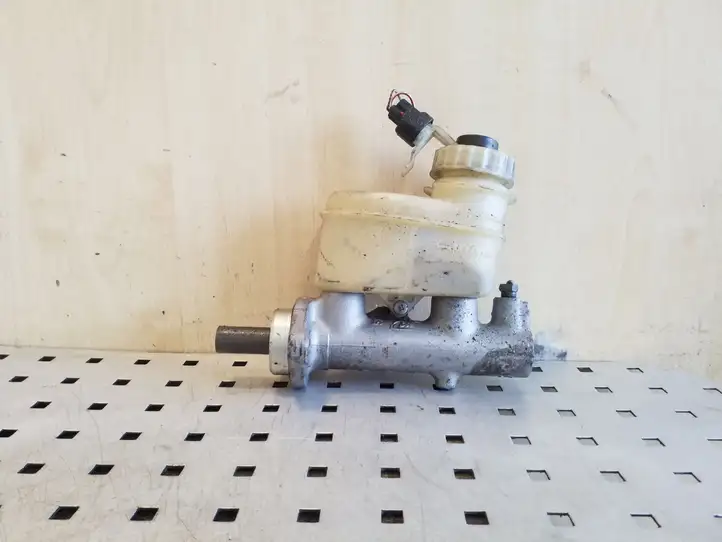 Toyota Avensis T220 (2000 - 2003) Главный тормозной цилиндр — фото 1