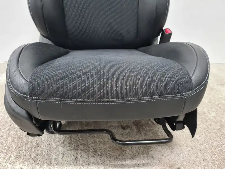 Nissan Note (E12) (2014 - 2018) Переднее сиденье пассажира — фото 5