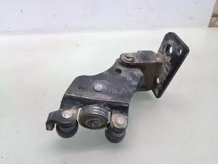 Ford Connect (2002 - 2007) Средняя направляющая ролика раздвижной двери — фото 1