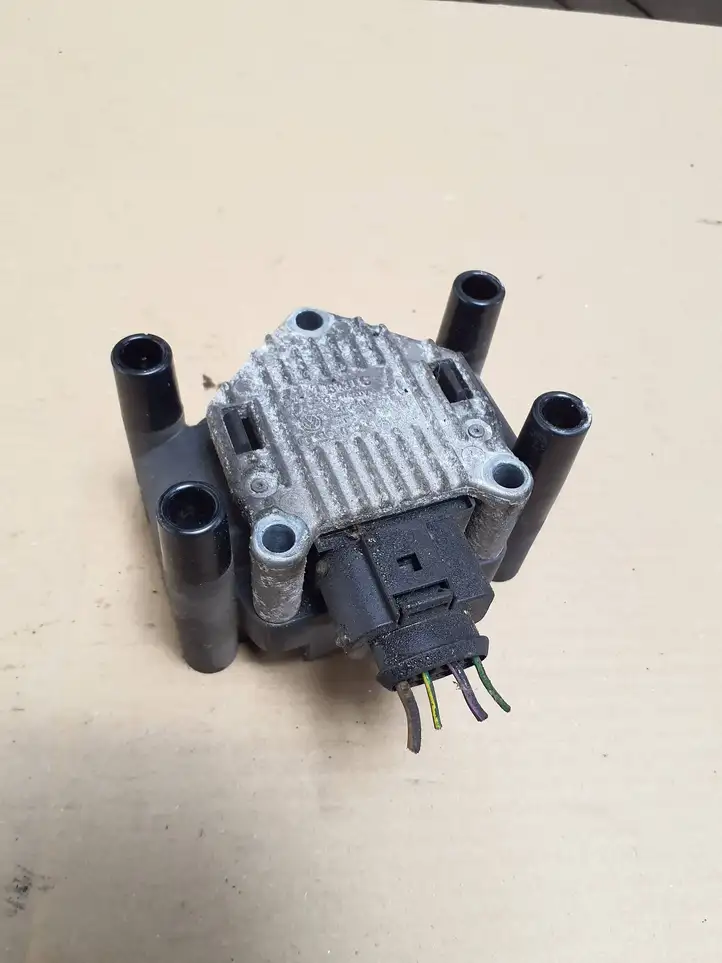 Volkswagen Golf IV (1998 - 2005)  032905106b Реле высокого напряжения (катушка зажигания, бобина)