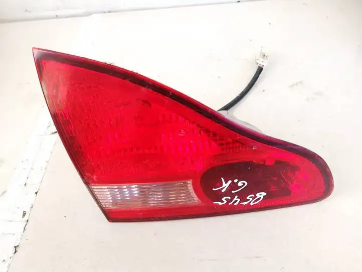 Toyota Avensis Verso (2001 - 2004) Задний фонарь в крышке багажника — фото 1