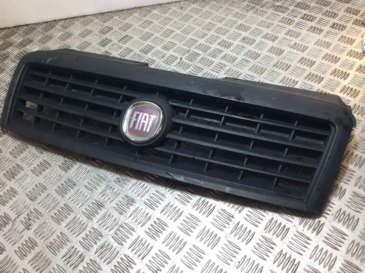 Fiat Doblo (2000 - 2009) 735395576 Верхняя решетка радиатора — фото 1