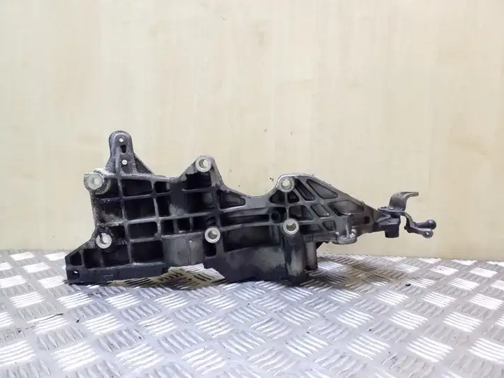 Volkswagen PASSAT B7 (2011 - 2014) 03L903143Q Кронштейн генератора — фото 2