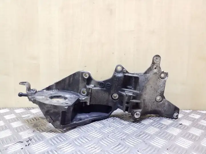 Volkswagen PASSAT B7 (2011 - 2014) 03L903143Q Кронштейн генератора — фото 4