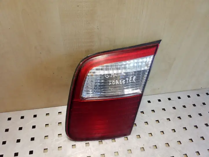 Subaru Forester SF (2000 - 2003) 22620697 Задний фонарь в крышке багажника — фото 1