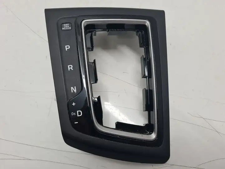 Hyundai i20 (GB IB) (2014 - 2018) 84650C8110 Рамка рычага КПП — фото 1