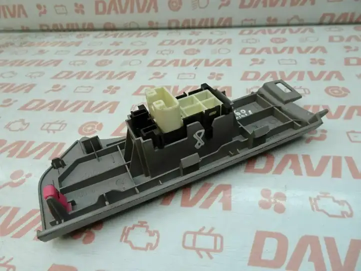 Toyota Yaris (2009 - 2012) 74232-0D090 Накладка кнопки стеклоподъемника — фото 4