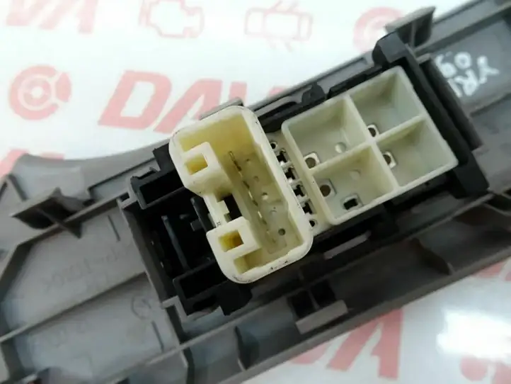 Toyota Yaris (2009 - 2012) 74232-0D090 Накладка кнопки стеклоподъемника — фото 5