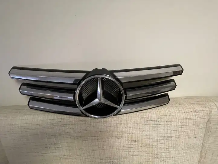Mercedes-Benz ML W164 (2005 - 2011) A1648880823 Верхняя решетка радиатора — фото 1