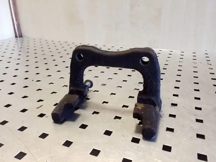 Volkswagen Golf Plus (2008 - 2014) Скоба заднего тормозного суппорта — фото 2