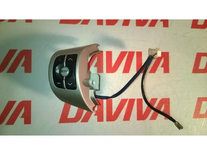 Toyota Yaris (2005 - 2009) LH75B412 Кнопки на рулевом колесе — фото 1