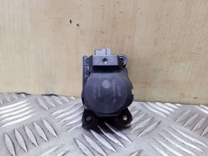 Opel Astra J (2009 - 2012) U9518001U32 Двигатель задвижки потока воздуха — фото 1